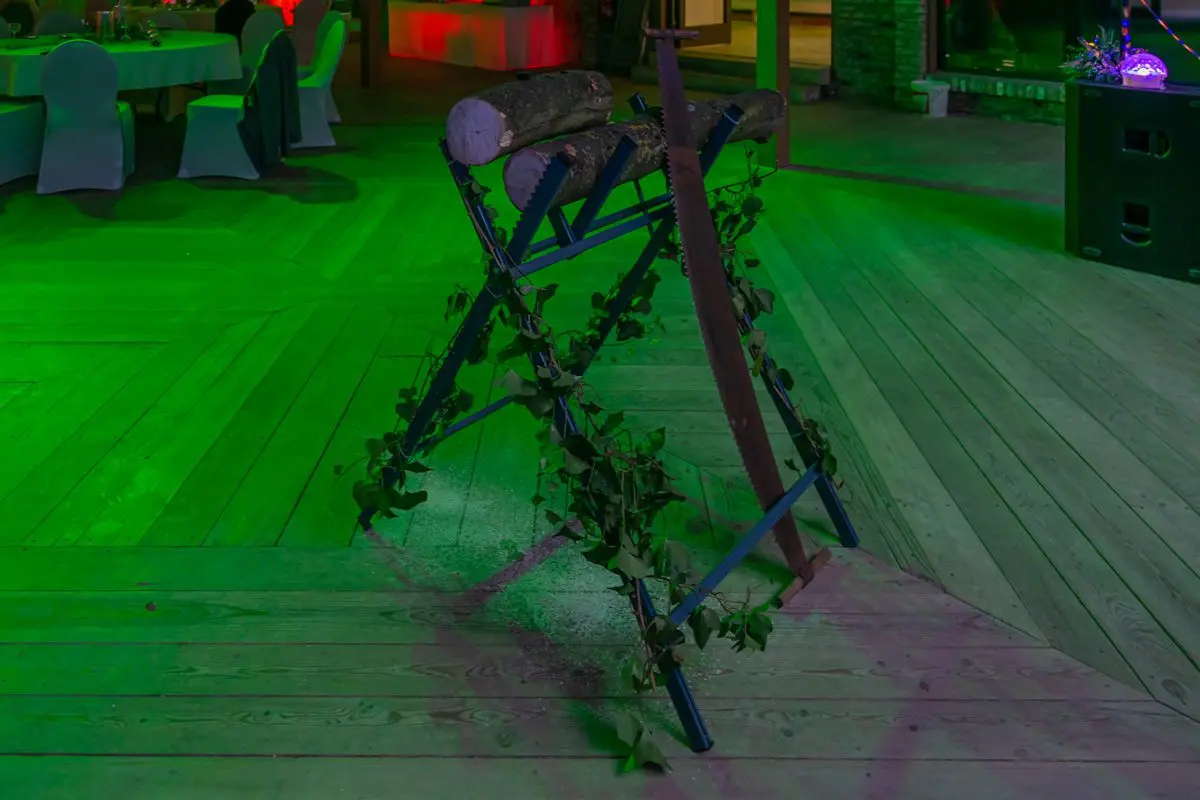 DJ Hochzeit Berlin Christian Libor – Söhnel Werft – Baumstamm sägen DJ Hochzeit Berlin Christian Libor - Söhnel Werft - Baumstamm sägen