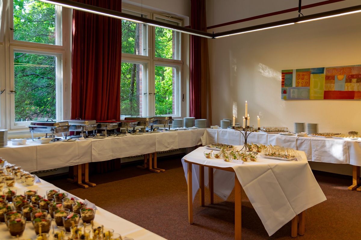 DJ Berlin Hochzeit – Christian Libor in Spandau unterwegs – Büfett DJ Berlin Hochzeit - Christian Libor in Spandau unterwegs - Büfett